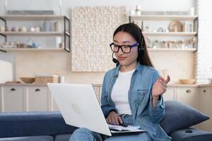 giovane bellissimo asiatico insegnante nel bicchieri insegnamento studenti a distanza, donna utilizzando cuffia foto