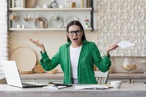 stanco giovane singolo madre sensazione stressato perché di finanziario i problemi, Lavorando attraverso foto