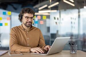 un' focalizzata professionale coinvolgente con un' il computer portatile nel un' ben illuminato moderno ufficio ambiente, denotando produttività e concentrazione. foto