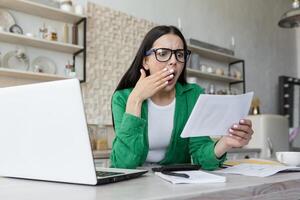 attraente giovane attività commerciale donna presa, stringendo spiegazzato carta. foto