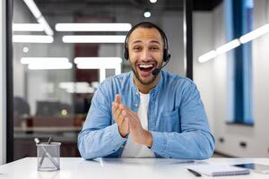 un' sorridente uomo con un' cuffia nel un' moderno ufficio ambiente, illustrare professionalità e positivo cliente sostegno. foto