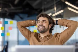 un' maturo ispanico uomo mostre un' soddisfare Sorridi, riposo a il suo posto di lavoro con un' fiducioso postura. foto