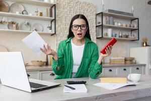 giovane bellissimo donna nel bicchieri indossare verde camicia guardare a telecamera deluso foto