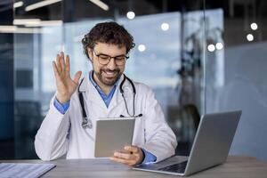 sorridente maschio medico nel laboratorio cappotto agitando durante un' telemedicina consultazione, esprimendo avvicinabilità e moderno assistenza sanitaria Servizi. foto