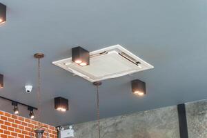 moderno sistema di climatizzazione a cassetta a soffitto in caffetteria foto