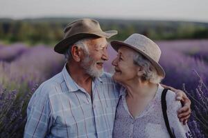 anziano coppia sorrisi a ogni altro con pieno felicità nel il lavanda fiore campo foto