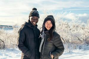 giovane coppia di diverso etnie Sorridi nel un' nevoso paesaggio foto