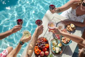 gruppo di amici sedersi in giro un' il giro tavolo raccolta vino bicchieri insieme accanto il nuoto piscina foto