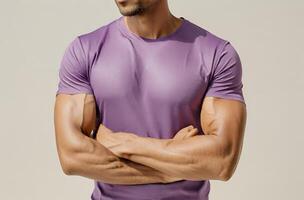 uomo indossare viola vuoto t camicia con bianca sfondo foto