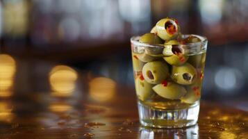 un' tiro bicchiere pieno con piccante ripieno di pimento verde olive Perfetto per un' Presto e delizioso palato detersivo fra degustazioni foto