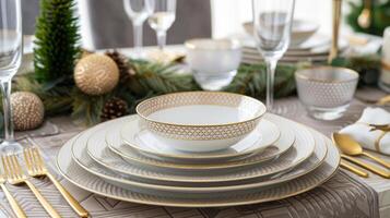 un' impostato di bordato d'oro porcellana piatti con un' delicato geometrico design Perfetto per un' speciale cena con amato quelli foto