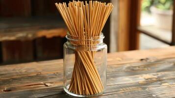 un' grande bicchiere vaso pieno con tutto naturale bambù incenso bastoni ogni immerso a mano nel essenziale oli per un' di lunga durata e fragrante bruciare foto