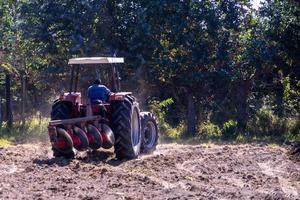 trattore in un campo foto