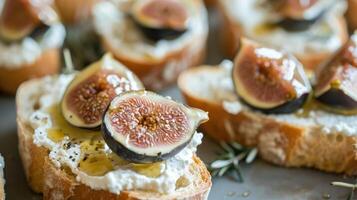 un' crostini sormontato con capra formaggio fichi e un' pioggerella di miele servito su un' fetta di artigiano pane con un' croccante d'oro Crosta foto