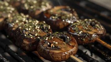 sottilmente affettato Portobello funghi marinato nel un' miscela di erbe aromatiche e es e poi grigliato per perfezione servito con un' pioggerella di balsamico riduzione. queste baciato dalla fiamma fungo foto