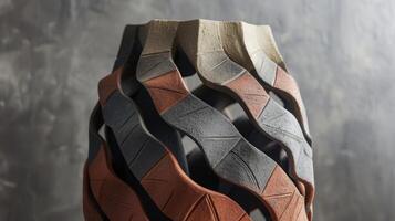 un' meravigliosamente scolpito vaso con un' intrecciata simile a un tessuto modello in mostra il unico capacità di combinando argilla e tessili. foto