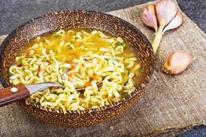 gustosa zuppa di pollo con noodles cinesi foto