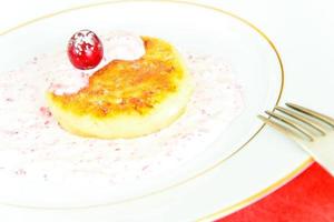 cibo gustoso e sano. deliziosa cheesecake con mirtilli rossi. foto