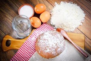 pane, farina, uova e acqua. cottura al forno foto