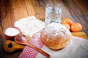 pane, farina, uova e acqua. cottura al forno foto