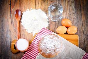 pane, farina, uova e acqua. cottura al forno foto