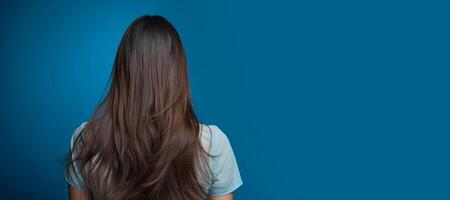 ai generato bellissimo femmina lungo capelli indietro Visualizza su blu sfondo generativo ai foto