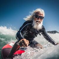 ai generato anziano uomo con surfer generativo ai foto