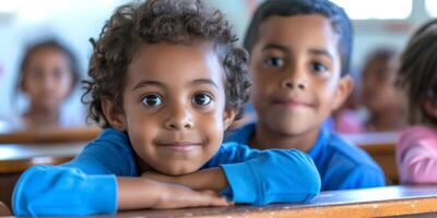 primario scuola bambini a scuola scrivania foto