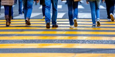 pedoni su un' zebra attraversamento attraversamento il strada foto