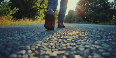 uomo con attività commerciale scarpe e i pantaloni avvicinamento di gambe foto