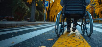 Disabilitato persona nel un' sedia a rotelle cavalcate giù il strada foto