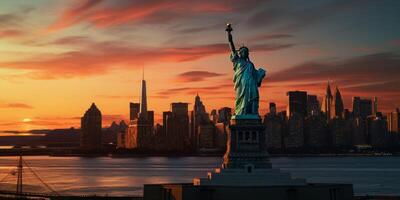 statua della libertà al tramonto foto