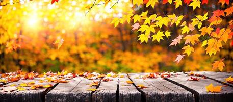 di legno tavolo con autunno le foglie in giro il bordi su un' sfocato autunno sfondo bandiera foto