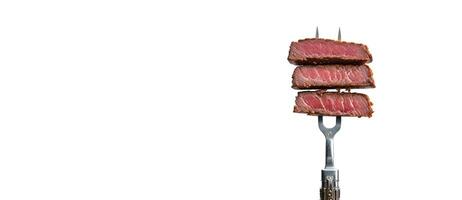 succoso bistecca su un' forchetta su un' bianca sfondo bandiera foto
