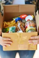 la donazione cibo scatole per Aiuto quelli nel bisogno foto