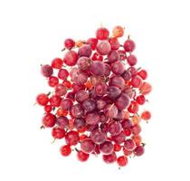 mucchio di bacche di uva spina rossa isolato su sfondo bianco. foto