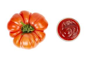 pomodori freschi e ketchup in forma di vetro. foto