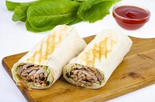 shawarma, lavash con carne e verdure. foto