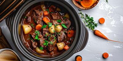 carne con patate e erbe aromatiche foto