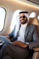 arabo uomo d'affari nel un' privato Jet foto