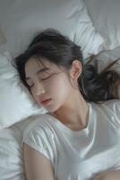 giovane donna che dorme nel letto foto