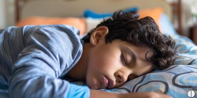 addormentato bambino nel letto foto