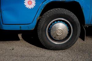 Minsk, bielorussia, marzo 29, 2024 - vw t2 cromo ruota parcheggiata su il strada foto