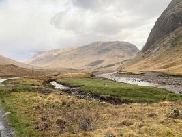 un' Visualizza di il Scozia campagna vicino il Glencoe montagne foto