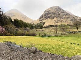 un' Visualizza di il Scozia campagna vicino il Glencoe montagne foto