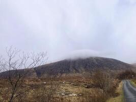 un' Visualizza di il Scozia campagna vicino il Glencoe montagne foto