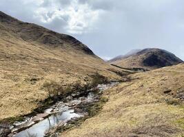 un' Visualizza di il Scozia campagna vicino il Glencoe montagne foto