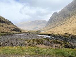 un' Visualizza di il Scozia campagna vicino il Glencoe montagne foto