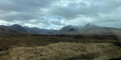 un' Visualizza di il Scozia campagna vicino il Glencoe montagne foto