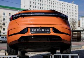 Minsk, bielorussia, marzo 29, 2024 - arancia zeekr 001 parcheggiata su concessionaria centro foto